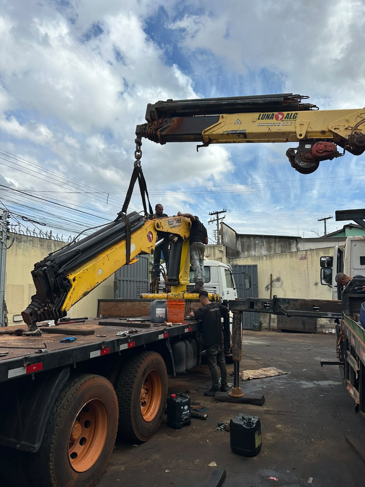 Desmontagem e manutenção de equipamento Munck